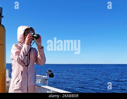 Umea, Norrland Schweden - 15. Juli 2019: Person, die das Meer von einem Boot aus fotografiert Stockfoto