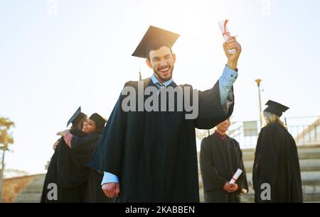 Es war einmal ein Traum, aber jetzt ist es mein Traum. Portrait eines Studenten, der am Abschlusstag sein Diplom hält. Stockfoto