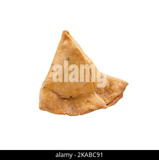 Samsa oder Samosas mit Fleisch und Gemüse auf weißem Hintergrund. Traditionelle indische Küche. Stockfoto