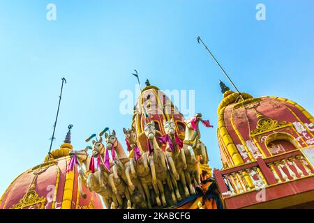 Der Tempeleingang wird von einer Statue von Surya neben Chandni Chowk geleitet Stockfoto