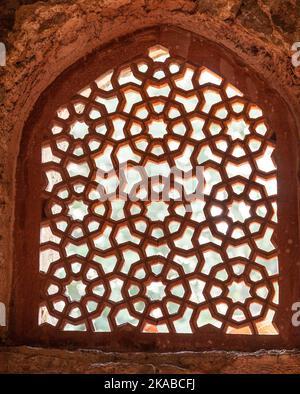 Schönes geschnitztes Sandsteinfenster in einer Moschee am Hayumans Grab in Delhi Stockfoto
