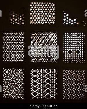 Schönes geschnitztes Fenster mit orientalischer Dekoration im Fort in Udaipur, Indien Stockfoto