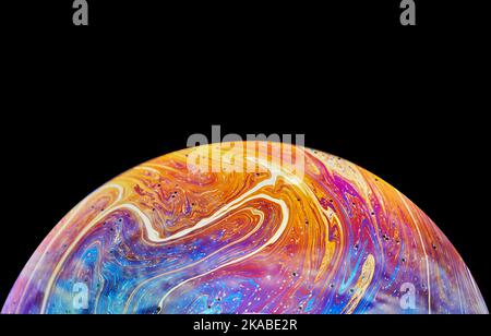 Virtual Reality Raum mit abstrakten multicolor psychedelischen Planeten. Nahaufnahme Seifenblase wie ein außerirdischer Planet auf schwarzem Hintergrund Stockfoto