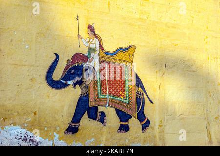 Bunte indische Wandgemälde in der Festung in Jodhpur zeigt eine königliche Prozession, einschließlich Elefant aus der Rajput-Ära Stockfoto