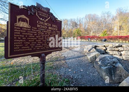 Lissabon, Ohio, USA-Okt. 21, 2022: Historische Markierung für Church Hill Road Covered Bridge, die 1870 erbaut wurde und eine der kürzesten überdachten Brücken ist Stockfoto