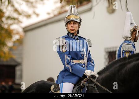 Bukarest, Rumänien - 1. November 2022: Berittene weibliche Mitglied der rumänischen Jandarmi (Reiter der rumänischen Gendarmerie) in feierlichen und Stockfoto