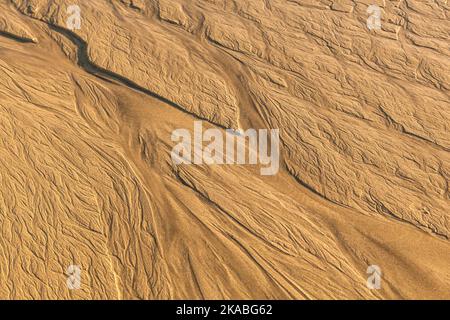 Textur am Sandstrand bei Ebbe Stockfoto