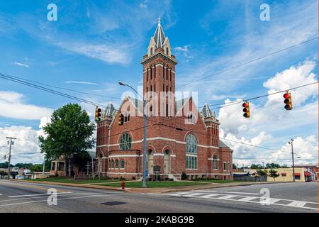 Troy, Alabama, USA - 3. Sept. 2022: Landschaft der historischen ersten United Methodist Church im neoromanischen Stil. Gebäude 1904 fertiggestellt. Der Nachteil Stockfoto