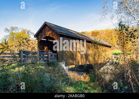 Lissabon, Ohio, USA-Okt. 21, 2022: McClellan Covered Bridge ursprünglich 1871 erbaut und 2017 restauriert, ist an seinem ursprünglichen Standort ein Multi-Kingpost Stockfoto