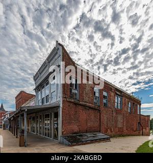 Union Springs, Alabama, USA - 6. September 2022: Ein altes, heruntergekommenes Gebäude in den historischen Teilen der Innenstadt von Union Springs. Stockfoto