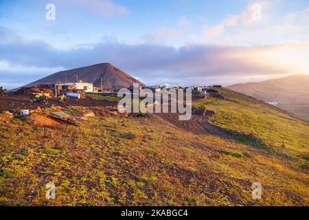 sonnenaufgang in Femes mit Blick auf die erloschenen Vulkane Stockfoto