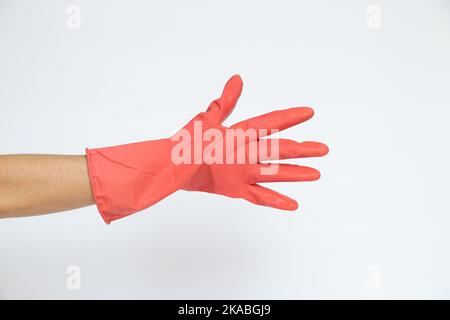 Weibliche Hand in einem rosa Küchenhandschuh auf weißem Hintergrund, Hausarbeit, Hausreinigung Stockfoto