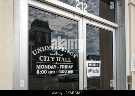 Union Springs, Alabama, USA - 6. September 2022: Nahaufnahme des Eingangs zum Union Springs Rathaus mit einer Spiegelung des historischen Bullock County Stockfoto