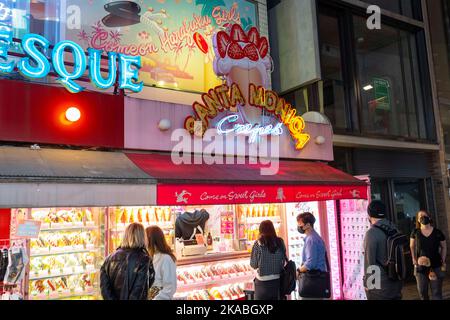 Tokio, Japan. 1.. November 2022. Ein Santa Monica Crepe Stand in der Takeshita Street (ç«¹ä¸‹é€šã‚Š) am Abend in Harajuku (åŽŸå®¿), einem Viertel, das für Süßigkeiten, Kawaii-Kultur, Cosplay, schnelle Mode und allgemeine Niedlichkeit bekannt ist. Japan hat kürzlich nach mehr als zwei Jahren Reiseverbote aufgrund der COVID-19-Pandemie wieder für den Tourismus geöffnet. Der Yen hat gegenüber dem US-Dollar stark abgeschrieben, was wirtschaftliche Turbulenzen für den internationalen Handel und die japanische Wirtschaft verursacht hat. Touristen können in Japan steuerfrei mit einem temporären Besuchervisum einkaufen. (Bild: © Taidgh Barron/ZUMA Press Wire) Stockfoto