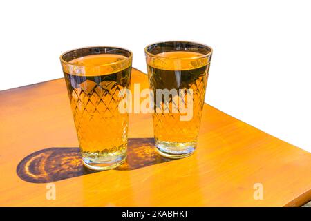 cidre-Gläser stehen auf einem Outdoor-Tisch in der Sonne als Symbol für hesse-Cidre namens apfelwein Stockfoto