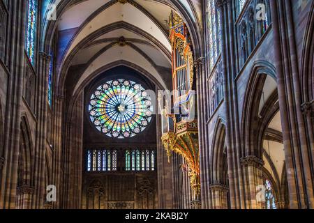 Kirchenfenster im Straßburger Münster Stockfoto