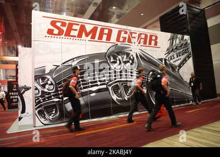 Las Vegas, NV, USA. 1.. November 2022. Atmosphäre bei einem öffentlichen Auftritt zur SEMA Show 2022 - DI, Las Vegas Convention Center, Las Vegas, NV, 1. November 2022. Kredit: JA/Everett Collection/Alamy Live Nachrichten Stockfoto