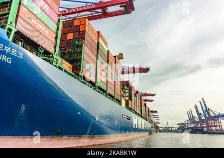 hamburg, 28. oktober 2022, Containerschiff hmm st. petersburg im Hafen Stockfoto