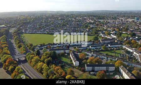 Drohnenfoto von East Oxford, zeigt das Spielfeld der Barns Rd, Rose Hill Area und Eine Ringstraße 4142 Eastern Bypass, Oxford, Großbritannien Oktober 2022 Stockfoto