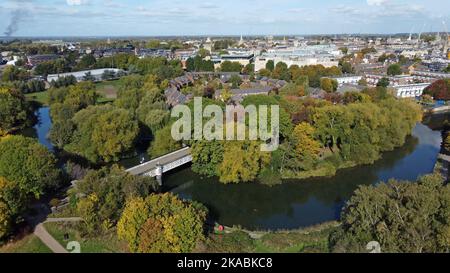 Eine Luftdrohne-Fotoansicht von Oxford City mit Gasworks Bridge & Westgate Shopping Center & Universitätsgebäuden im Hintergrund. Oxford Okt. 2022 Stockfoto