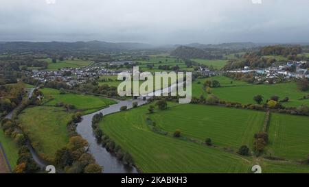 Eine Luftdrohnenansicht von Llandeilo & dem Dorf Fairfach, neben dem Fluss Towy, im Herzen der Wqales Eisenbahnbrücke in der Mitte von Carmarthenshire, Wales Stockfoto