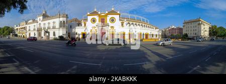 Panoramablick auf die Fassade der Stierkampfarena in Sevilla, Spanien. Stockfoto