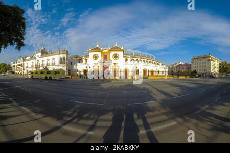 Panoramablick auf die Fassade der Stierkampfarena in Sevilla, Spanien. Stockfoto