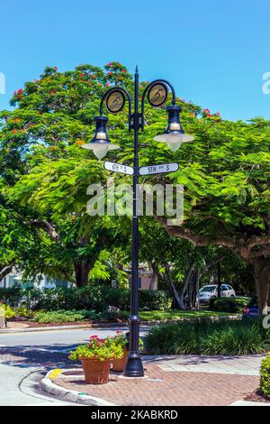 Historisches Straßenschild 5th Avenue in Naples, Florida unter blauem Himmel Stockfoto