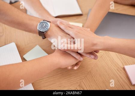 Hände, Teamarbeit und Zusammenarbeit von Geschäftsleuten im Büro. Solidarität, Einheit und Teambildung von Arbeitern, die für Mission, Vision oder gemeinsam arbeiten Stockfoto