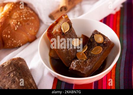 Dulce de Calabaza. Mexikanisches Dessert, dessen Hauptzutaten Kürbis und Piloncillo sind, auch bekannt als Chacualole, Xacualole oder Calabaza en Tacha, weit verbreitet Stockfoto