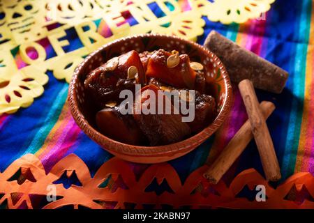 Dulce de Calabaza. Mexikanisches Dessert, dessen Hauptzutaten Kürbis und Piloncillo sind, auch bekannt als Chacualole, Xacualole oder Calabaza en Tacha, weit verbreitet Stockfoto