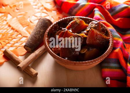 Dulce de Calabaza. Mexikanisches Dessert, dessen Hauptzutaten Kürbis und Piloncillo sind, auch bekannt als Chacualole, Xacualole oder Calabaza en Tacha, weit verbreitet Stockfoto