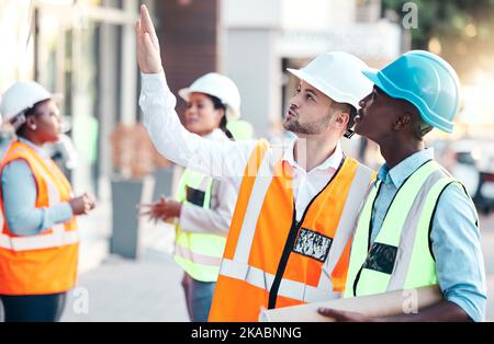 Bauarbeiter, Team und Zusammenarbeit mit dem Leiter des Bauingenieurs oder Sicherheitsmanager. Teamarbeit, Kollegen aus dem Wirtschaftsingenieurwesen und Stockfoto