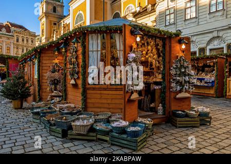 Handgefertigte Weihnachtsdekorationen zum Verkauf in Holzkiosks in der Kopfsteinpflasterstraße in der Altstadt von Wien, Österreich. Stockfoto