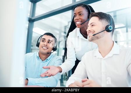 Call Center, Team und Coaching-Mentor für Telemarketing, Kundendienst oder Vertrieb im Büro. Glückliche Mitarbeiter Agenten in Teamarbeit, kontaktieren Sie uns oder Stockfoto