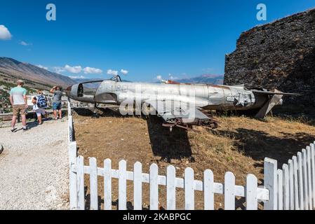 Gjirokaster, Albanien - 10. September 2022: Touristen in der Nähe des amerikanischen Jagdsternflugzeugs Lockheed T-33, ausgestellt im Waffenmuseum in Gjirokastra Stockfoto