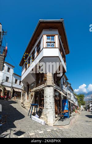 Gjirokaster, Albanien - 10. September 2022: Straßenszene im Zentrum oder Alten Basar der historischen Stadt Gjirokaster, Albanien. Weltkulturerbe von U Stockfoto