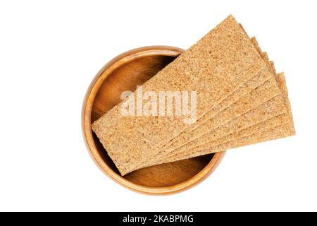 Dünne Scheiben Sauerteig-Vollkorn-Roggen-Knäckebrot, in einer Holzschüssel. Rechteckig geformt, flach und trocken, knusprig und knackig Cracker und leichtes Brot. Stockfoto