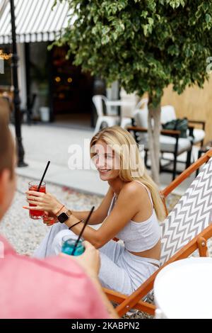 Junges Paar, das in einem Café sitzt und spricht. Studenten während der Pause im Café Place.Genießen Sie ein tolles erstes Date. Stockfoto