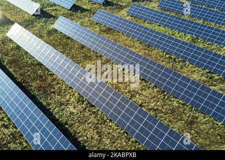 Solarbaterie im Feld. Photovoltaikpaneele für die Erzeugung von Solarenergie. Entwicklung alternativer nachhaltiger Energiequellen. Energiekrise in Europa Stockfoto