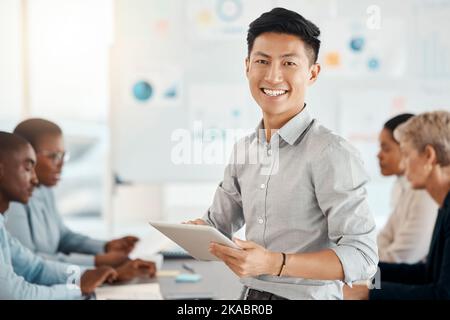 Workshop, Portrait und Geschäftsmann mit einem Tablet in einem Meeting für Planung, Strategie und Zusammenarbeit am Arbeitsplatz. Smile, Digital und Corporate Asian Stockfoto