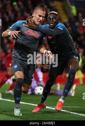 Liverpool, England, 1.. November 2022. Leo Ostigard von Napoli (L) feiert mit Victor Osimhen, nachdem er nur für das Tor erzielt hat, das VAR während des UEFA Champions League-Spiels in Anfield, Liverpool, nicht erlaubt hat. Bildnachweis sollte lauten: Darren Staples / Sportimage Stockfoto