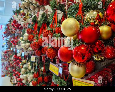 Bukarest, Rumänien - 30. Oktober 2022: Geringe Schärfentiefe (selektiver Fokus) Details mit Weihnachtsdekorationen (Glühbirnen) zum Verkauf in einem spezialisierten h Stockfoto