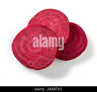 Frische rohe Rote Bete Scheiben isoliert auf weißem Hintergrund, Draufsicht Stockfoto