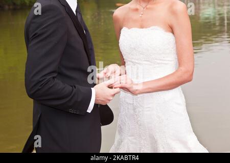 Das Brautpaar schwor bei der Hochzeitszeremonie im Park die lebenslange Loyalität Stockfoto