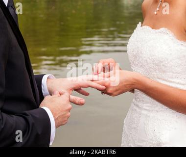 Das Brautpaar schwor bei der Hochzeitszeremonie im Park die lebenslange Loyalität Stockfoto