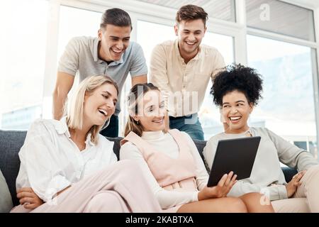 Entspannen Sie sich, Tablet und arbeiten Sie Freunde in sozialen Medien lachen Sie über lustige Meme, Online-Inhalte und Internet-Videos. Lächeln, Teambildung und zufriedene Mitarbeiter Stockfoto
