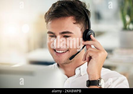 Headset, junger Mann und Callcenter für Kundenservice, Kommunikation und Umsatzwachstum. Telemarketing, männlicher Mitarbeiter und Berater freuen sich Stockfoto