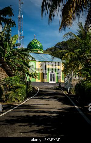 Indonesische bunte muslimische Moschee unter Palmen in Aku de Gual oder Suak Gual, im Belitung-Archipel. Stockfoto