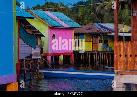 AKU de Gual oder Suak Gual, indonesisches Fischerdorf im Belitung-Archipel Stockfoto